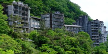 Los edificios de hotel abandonados en una ladera.