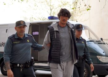 Un sospechoso de atropello escoltado por la policía.