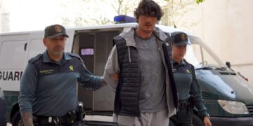 Un sospechoso de atropello escoltado por la policía.