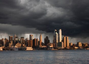 El horizonte de la ciudad con nubes de tormenta por encima.