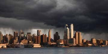 El horizonte de la ciudad con nubes de tormenta por encima.