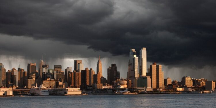 El horizonte de la ciudad con nubes de tormenta por encima.