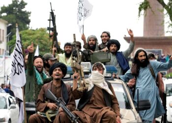 Los combatientes talibanes celebran su adquisición de Kabul.