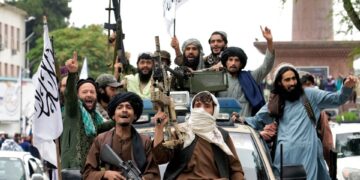 Los combatientes talibanes celebran su adquisición de Kabul.