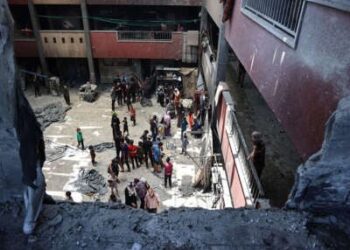 Vista superior de un edificio escolar destruido que ahora se está utilizando para refugio.