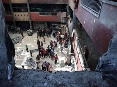 Vista superior de un edificio escolar destruido que ahora se está utilizando para refugio.