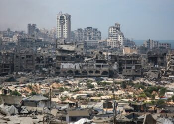 Edificios destruidos y carpas de refugiados en la ciudad de Gaza.