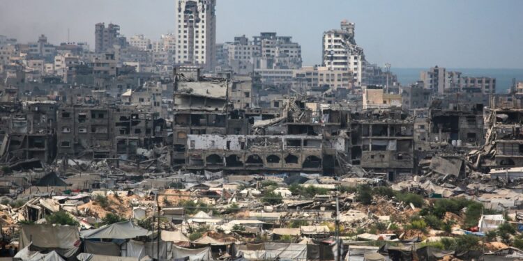 Edificios destruidos y carpas de refugiados en la ciudad de Gaza.