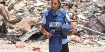El corresponsal de al-Jazeera, Anas al-Sharif, informa cerca del Hospital Arab Ahli (Bautista) en la ciudad de Gaza el 10 de octubre de 2024. El locutor de Qatar, Al Jazeera, dijo el 11 de agosto de 2025, que cinco de sus periodistas fueron asesinados en una huelga israelí.
