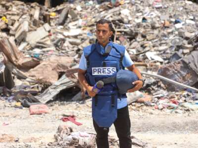 El corresponsal de al-Jazeera, Anas al-Sharif, informa cerca del Hospital Arab Ahli (Bautista) en la ciudad de Gaza el 10 de octubre de 2024. El locutor de Qatar, Al Jazeera, dijo el 11 de agosto de 2025, que cinco de sus periodistas fueron asesinados en una huelga israelí.