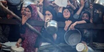 Los palestinos se reúnen en un punto de distribución de alimentos en la ciudad de Gaza, el 20 de julio de 2025. El programa mundial de alimentos dice que casi una de cada tres personas en Gaza no comen durante días, y "miles" son "al borde del hambre catastrófica."