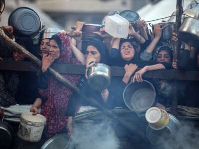 Los palestinos se reúnen en un punto de distribución de alimentos en la ciudad de Gaza, el 20 de julio de 2025. El programa mundial de alimentos dice que casi una de cada tres personas en Gaza no comen durante días, y "miles" son "al borde del hambre catastrófica."