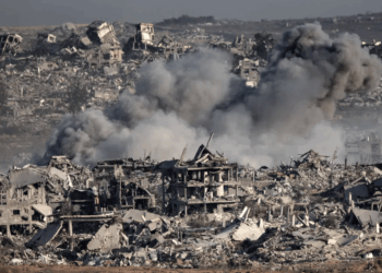Daño de la bomba y humo sobre una ciudad destruida.