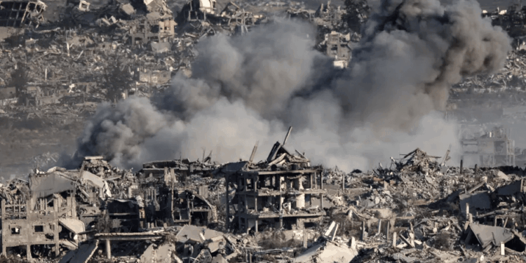 Daño de la bomba y humo sobre una ciudad destruida.