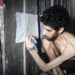 Pantalla de un rehén israelí desnutrido que dibujó en una pared.