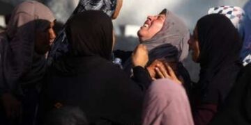 Las mujeres palestinas lloran a un pariente asesinado en una huelga israelí, en el Hospital Al-Shifa en la ciudad de Gaza, el 15 de julio de 2025.