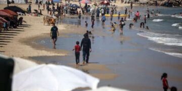 La vida cotidiana en Gaza en medio de Hamas-Israel Conflicto Los palestinos se bañan en el Mediterráneo a medida que las temperaturas se disparan en la ciudad de Gaza.