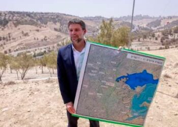 El ministro de Finanzas Israelí, Bezalel Smotrich, posee un mapa de un área cerca del asentamiento de Maale Adumim, un corredor terrestre conocido como E1, fuera de Jerusalén en la Cisjordania ocupada, el 14 de agosto de 2025, después de una conferencia de prensa en el sitio.