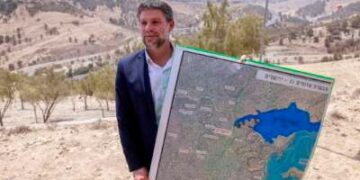 El ministro de Finanzas Israelí, Bezalel Smotrich, posee un mapa de un área cerca del asentamiento de Maale Adumim, un corredor terrestre conocido como E1, fuera de Jerusalén en la Cisjordania ocupada, el 14 de agosto de 2025, después de una conferencia de prensa en el sitio.