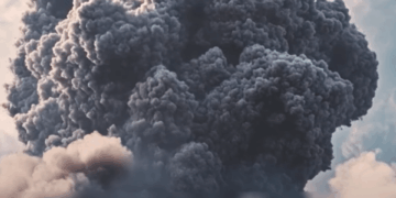 Gran columna de humo oscuro en erupción.