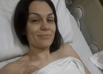 Jessie J hospitalizada después de la cirugía de cáncer de mama