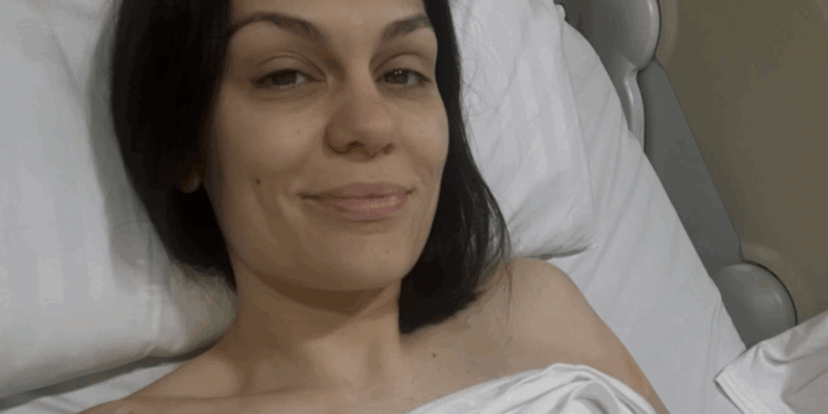 Jessie J hospitalizada después de la cirugía de cáncer de mama