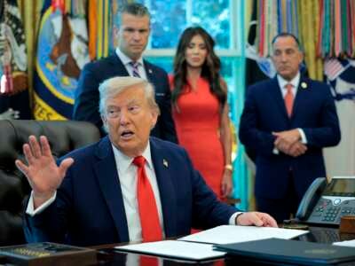 El presidente de los Estados Unidos, Donald Trump, habla mientras firma una serie de órdenes ejecutivas en la Oficina Oval de la Casa Blanca el 25 de agosto de 2025 en Washington, DC