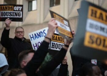 Los activistas participan en una protesta fuera del Departamento de Vivienda y Desarrollo Urbano de los Estados Unidos el 3 de marzo de 2025, en Washington, DC.