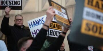 Los activistas participan en una protesta fuera del Departamento de Vivienda y Desarrollo Urbano de los Estados Unidos el 3 de marzo de 2025, en Washington, DC.