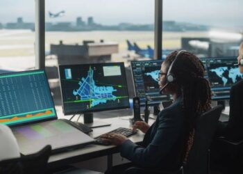 La FAA planea contratar a casi 9,000 controladores de tráfico aéreo para 2028 en medio de la escasez de todo el país