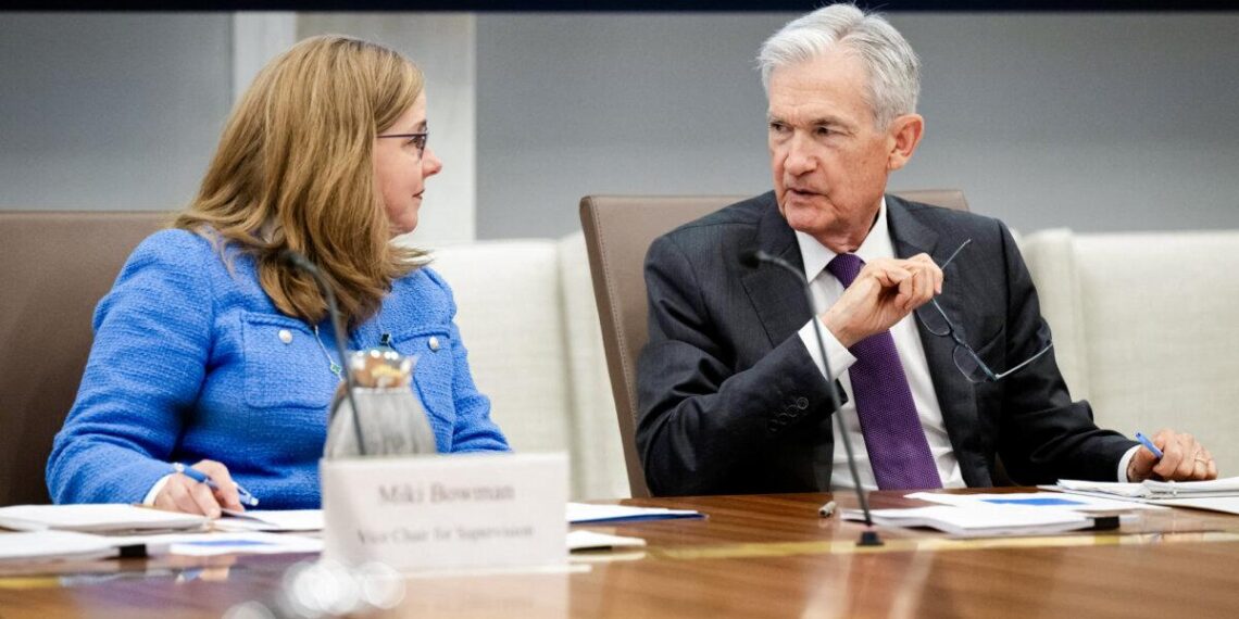 El presidente de la Reserva Federal, Jerome Powell (R) habla con la Vicepresidenta de Supervisión Michelle Bowman durante una reunión de la Junta en el Edificio de la Reserva Federal en Washington el 25 de junio de 2025. (Saul Loeb/AFP a través de Getty Images)