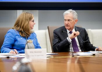 El presidente de la Reserva Federal, Jerome Powell (R) habla con la Vicepresidenta de Supervisión Michelle Bowman durante una reunión de la Junta en el Edificio de la Reserva Federal en Washington el 25 de junio de 2025. (Saul Loeb/AFP a través de Getty Images)