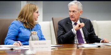 El presidente de la Reserva Federal, Jerome Powell (R) habla con la Vicepresidenta de Supervisión Michelle Bowman durante una reunión de la Junta en el Edificio de la Reserva Federal en Washington el 25 de junio de 2025. (Saul Loeb/AFP a través de Getty Images)