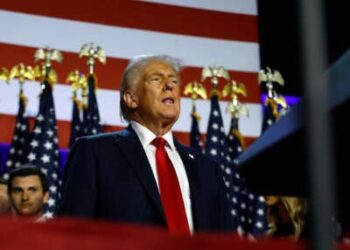 Nominado presidencial republicano, el ex presidente Donald Trump llega para hablar durante un evento de la noche de elecciones en el Centro de Convenciones de Palm Beach el 6 de noviembre de 2024 en West Palm Beach, Florida.