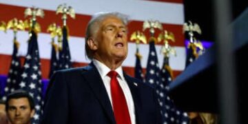 Nominado presidencial republicano, el ex presidente Donald Trump llega para hablar durante un evento de la noche de elecciones en el Centro de Convenciones de Palm Beach el 6 de noviembre de 2024 en West Palm Beach, Florida.