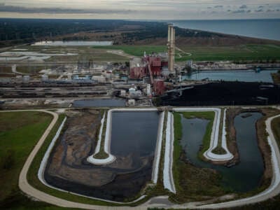 Los dos estanques de cenizas sin frases se ven en primer plano de la estación generadora de carbón NRG Waukegan en Waukegan.