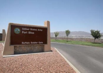 Se muestra una entrada a Fort Bliss.