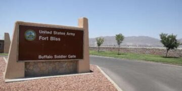 Se muestra una entrada a Fort Bliss.