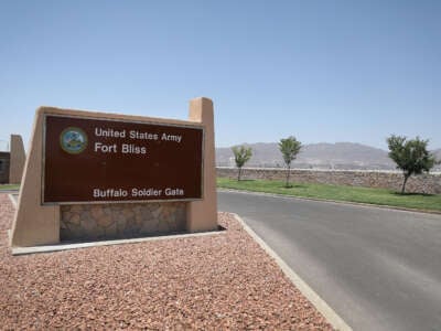 Se muestra una entrada a Fort Bliss.
