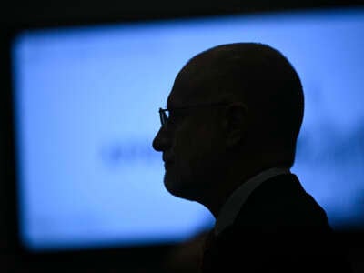 El presidente de la Comisión Federal de Comunicaciones (FCC) Brendan Carr llega a testificar ante el Subcomité de la Cámara de Servicios Financieros y el Gobierno General sobre la supervisión de la FCC, en Capitol Hill en Washington, DC, el 21 de mayo de 2025.