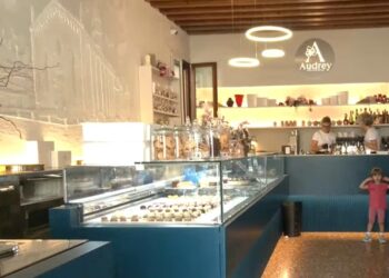 Vista interior de la panadería de Audrey en Oderzo, Italia.