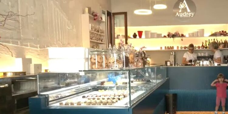 Vista interior de la panadería de Audrey en Oderzo, Italia.