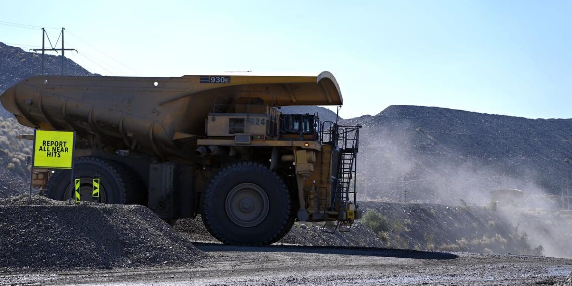 Un camión de transporte de carga lleva mineral desde el pozo abierto de la mina Jwaneng Diamond en Jwaneng, Botswana, el 11 de mayo de 2023. (Monirul Bhuiyan/AFP a través de Getty Images)