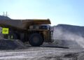 Un camión de transporte de carga lleva mineral desde el pozo abierto de la mina Jwaneng Diamond en Jwaneng, Botswana, el 11 de mayo de 2023. (Monirul Bhuiyan/AFP a través de Getty Images)