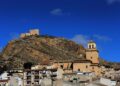 Castillo de Jumilla Castle sobre una colina con vistas a una ciudad.