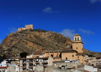 Castillo de Jumilla Castle sobre una colina con vistas a una ciudad.