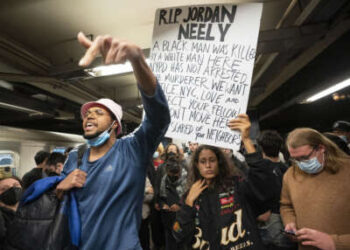 Los seguidores de Jordan Neely durante una vigilia en la estación de metro Broadway-Lafayette en la ciudad de Nueva York el 3 de mayo de 2023.