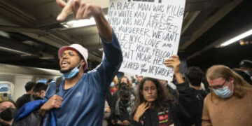Los seguidores de Jordan Neely durante una vigilia en la estación de metro Broadway-Lafayette en la ciudad de Nueva York el 3 de mayo de 2023.