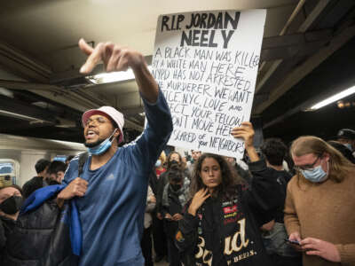 Los seguidores de Jordan Neely durante una vigilia en la estación de metro Broadway-Lafayette en la ciudad de Nueva York el 3 de mayo de 2023.