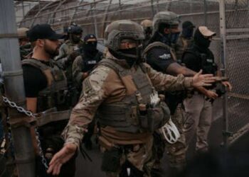 Los agentes federales guardan la entrada del centro de detención de Delaney Hall en Newark, Nueva Jersey.